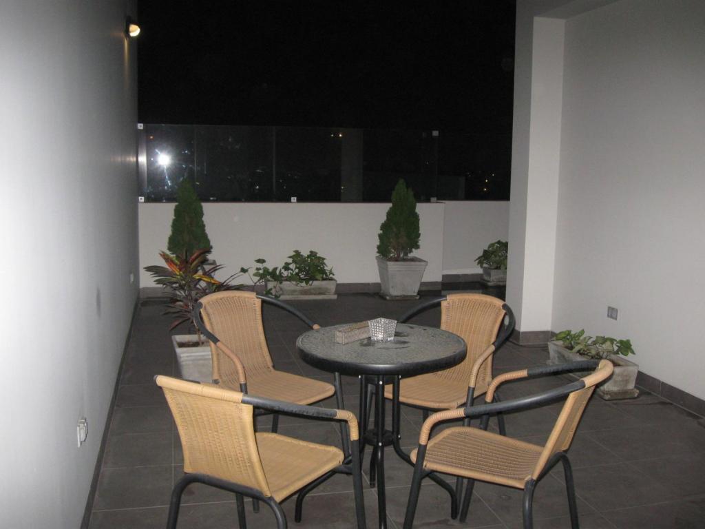 Alquilo Dpto duplex 245m2,Monterrico, 3 dorms, 6 baños, terrazas, 2 cocheras $1,200