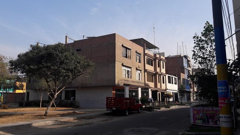 CASA DE 160 m2 EN ESQUINA Y FRENTE A PARQUE