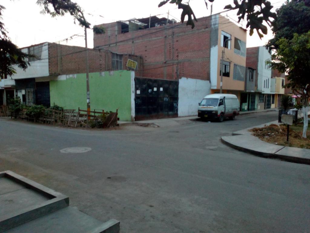 VENDO CASA A PRECIO DE TERRENO DE 193 M2 EN ESQUINA FRENTE AL PARQUE