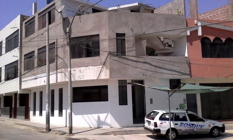 vendo casa de tres pisos de 60 metros cuadrado en una esquina y en una buena zona