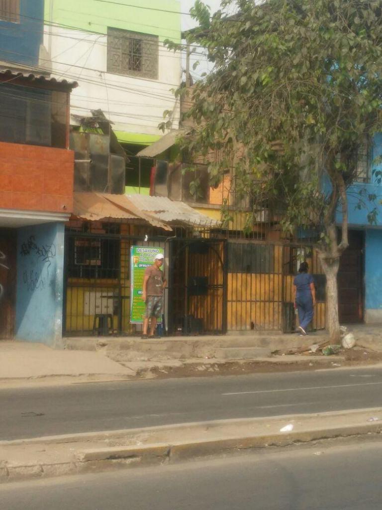 SE REMATA CASA DE 2 PISOS 1/2 ZONA COMERCIAL EN VES.... ULTIMAS SEMANA