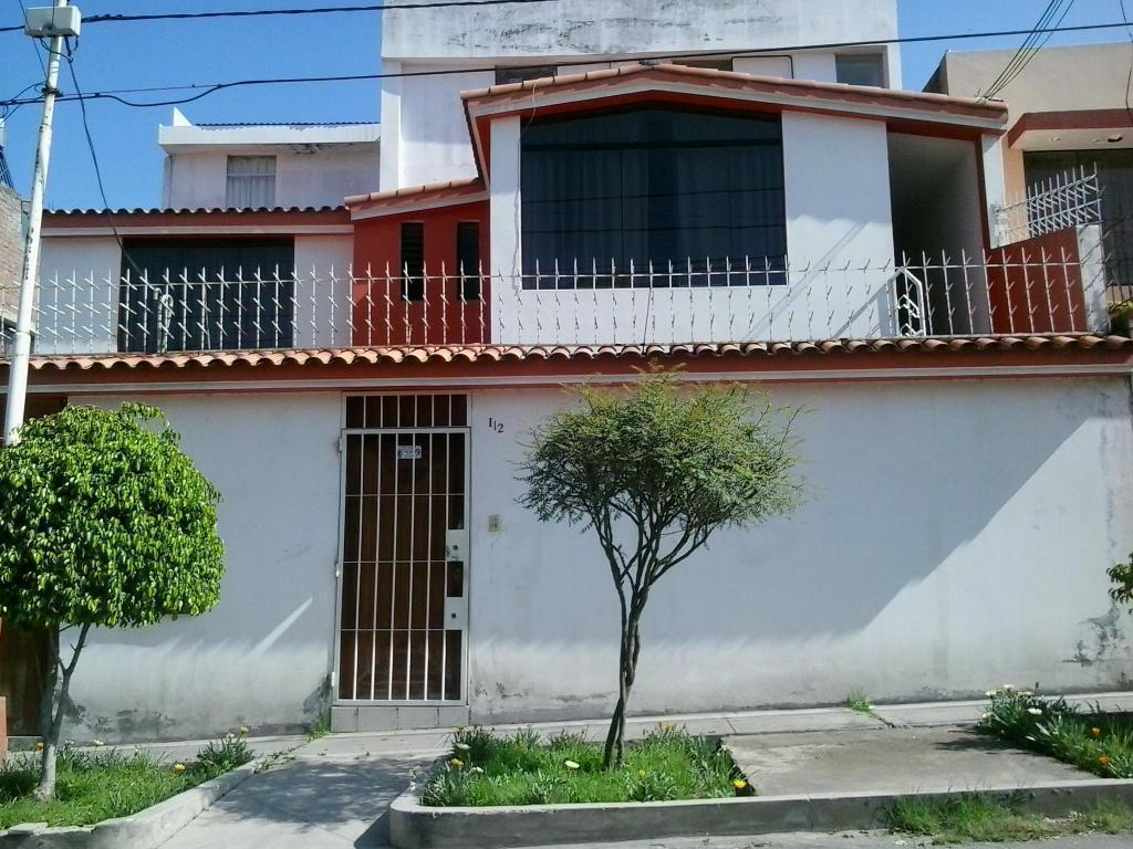 Vendo casa de 3 pisos cerca al Mall Aventura Plaza