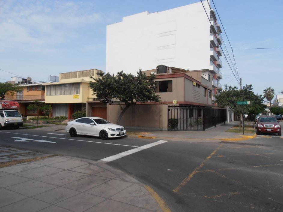 En venta 2 propiedades como terreno, areq 477 mts en esquina en Miraflores