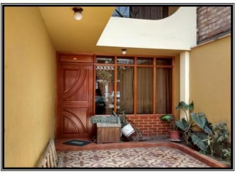 OCASION VENDO CASA DE 3 PISOS CERCA TERMINAL DE YERBATEROS