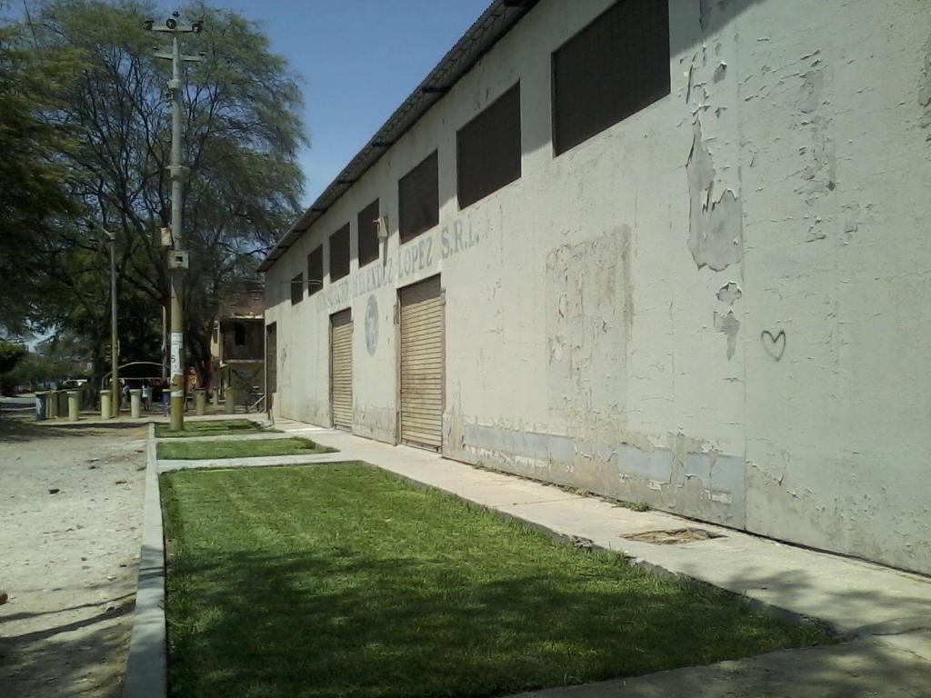 Vendo local comercial de 1200 m2 en muy buena ubicacion Urb