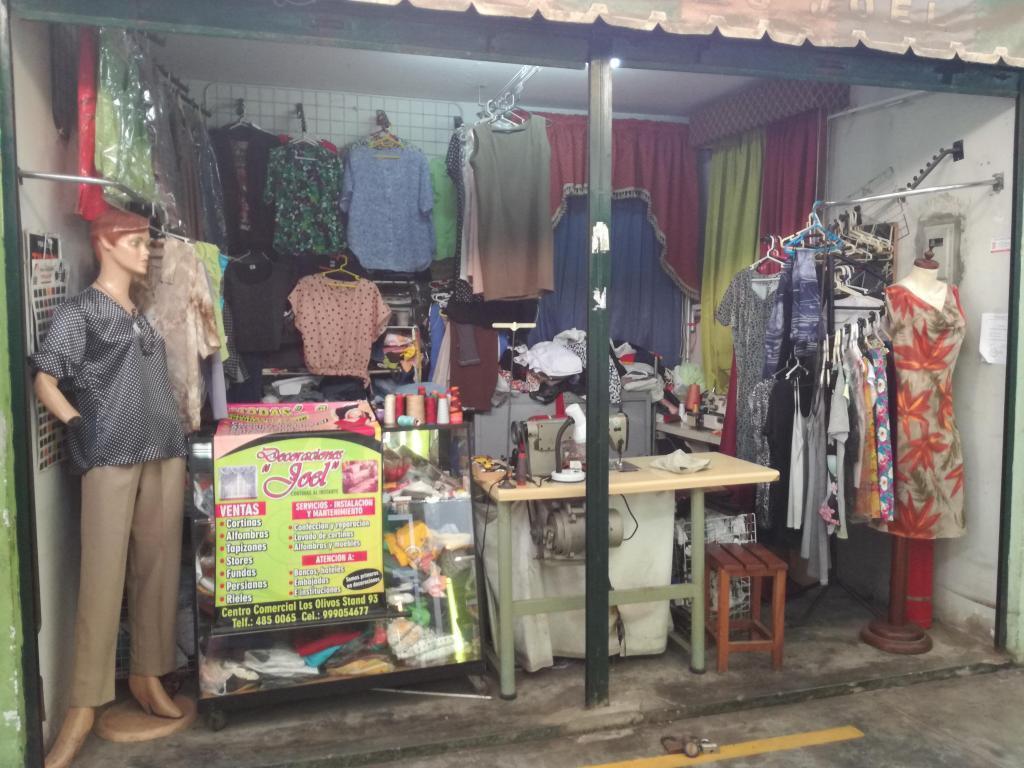 SE VENDE PUESTO COMERCIAL